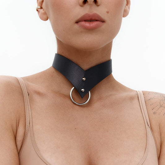 Kinky Zeit black eco leather choker Lusty with silver O-ring, close-up on model